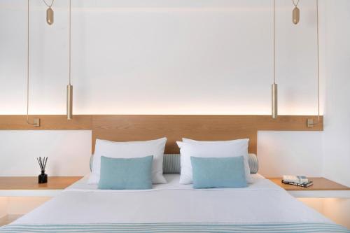 Ein Bett oder Betten in einem Zimmer der Unterkunft Santorini Kastelli Resort