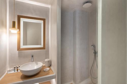 Ein Badezimmer in der Unterkunft Santorini Kastelli Resort