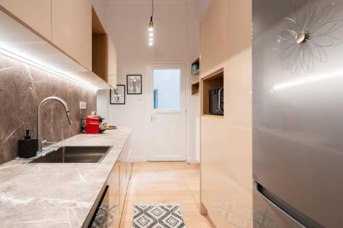 2BR Apt Private Backyard with Washer & Dryer