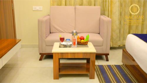 JhanjhārpurSachar Resort的一间房间,配有椅子和一张桌子及一碗水果
