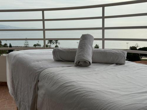 Una cama blanca con dos almohadas encima. en A&N Seaport 2A, en Caleta de Vélez
