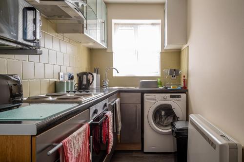 a kitchen with a washing machine and a sink at City Centre One Bedroom Apartment Free Parking And internet in Hull