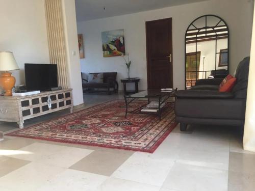 un salon avec un canapé et une table dans l'établissement Appartement confortable à Plan-de-Cuques avec piscine privée, à Plan-de-Cuques