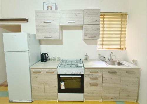 een keuken met een witte koelkast en een spoelbak bij St Michael's House in Birgu