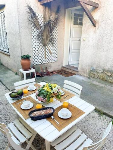 une table avec des plaques de nourriture et des oranges sur celle-ci dans l'établissement Paradise T2 port et plage à pied avec parking, à Sanary-sur-Mer