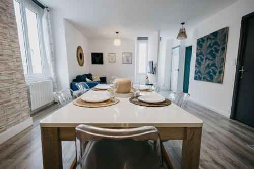 a dining room and living room with a table and chairs at Loft lumineux ! wifi à 20min de Rennes in Bain-de-Bretagne