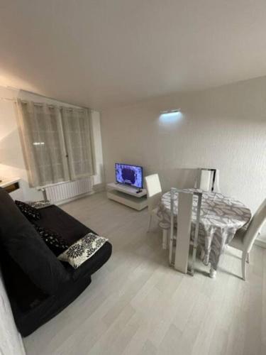 un salon avec un canapé et une table avec un ordinateur portable dans l'établissement Paradise T2 port et plage à pied avec parking, à Sanary-sur-Mer