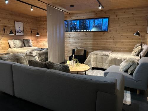 奥卢Log cabin of peace的客厅配有两张床、沙发和一张桌子
