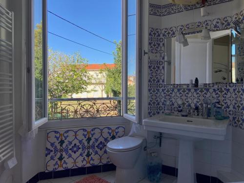 une salle de bain avec toilettes, lavabo et fenêtre dans l'établissement Centre Ville Calme Festivales Plages, à Cannes