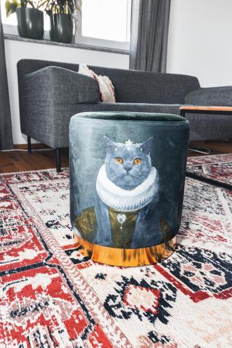 a painting of a cat in a suitcase on a rug at HEIMATEL - Bodensee Residenz Allgäu in Scheidegg