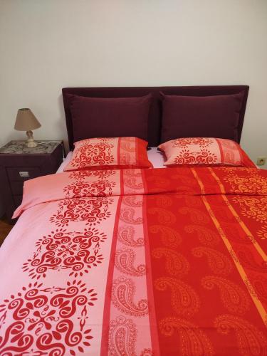 Llit o llits en una habitació de Luča apartman