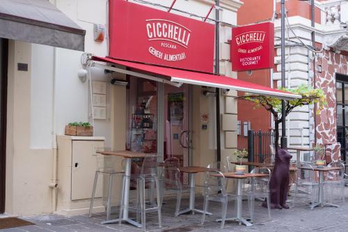 a group of tables and stools outside of a restaurant at "Versace" Luxury Suite in Centro Città, a 350m dal Mare, Scopri la tua offerta SPECIALE! in Pescara