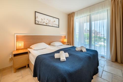 A bed or beds in a room at Kaliakria Resort
