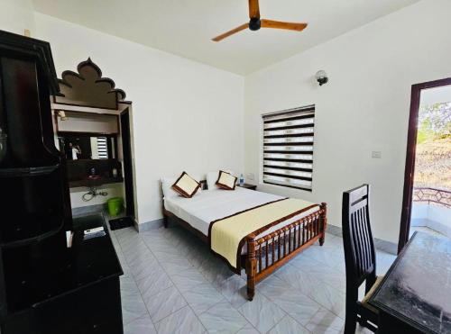Postel nebo postele na pokoji v ubytování Ideal Ayurvedic Resort Kovalam