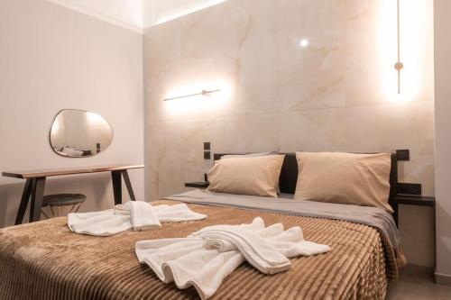 ein Schlafzimmer mit einem Bett, auf dem Handtücher liegen in der Unterkunft Maybe Home suite apartments No1 in Drama