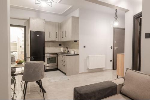 ドラマにあるMaybe Home suite apartments No1の部屋にテーブルと椅子のあるキッチン