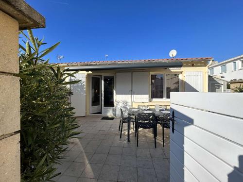 Maison de Vacances avec Terrasse Dallée, 6 Couchages, à Deux Pas de l'Océan à St-Jean-de-Monts - FR-1-224C-94