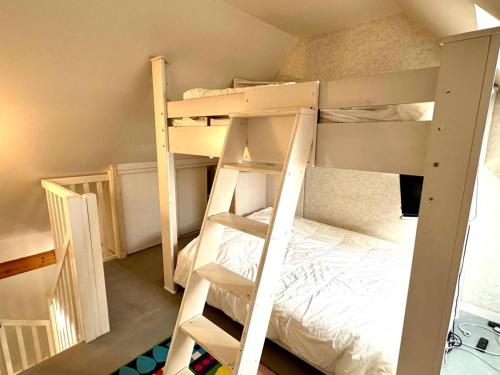une chambre avec deux lits superposés et une échelle dans l'établissement Carnac - Duplex T3 avec Piscine, 6 Couchages, Proche Plage - FR-1-377-58, à Carnac