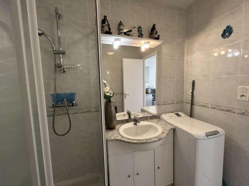 a bathroom with a sink and a shower and a sink at Maison de Vacances avec Terrasse Dallée, 6 Couchages, à Deux Pas de l'Océan à St-Jean-de-Monts - FR-1-224C-94 in Saint-Jean-de-Monts