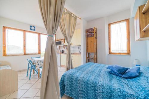 Postel nebo postele na pokoji v ubytování Monolocale sogno a Capoliveri le lecce 50