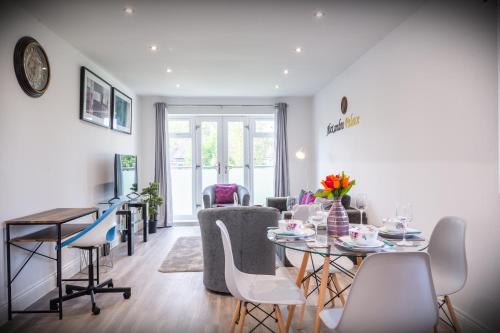 a living room with a table and chairs at Hatfield Gem - 1 Bed with FREE Parking near Uni, Business Park & City Center, Big savings on Longer Stays in Hatfield