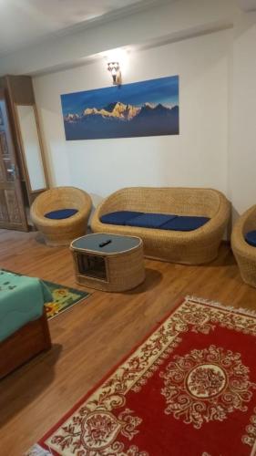 Un lugar para sentarse en Rangeethomestay Sukhia pokhari