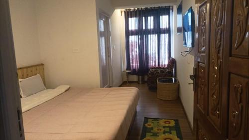 Una cama o camas en una habitación de Rangeethomestay Sukhia pokhari