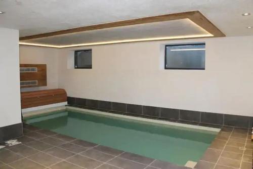 - une piscine vide dans une chambre dans l'établissement LA DATCHA CHALET PISCINE HAMMAM SAUNA 25 personnes, à Champagny-en-Vanoise