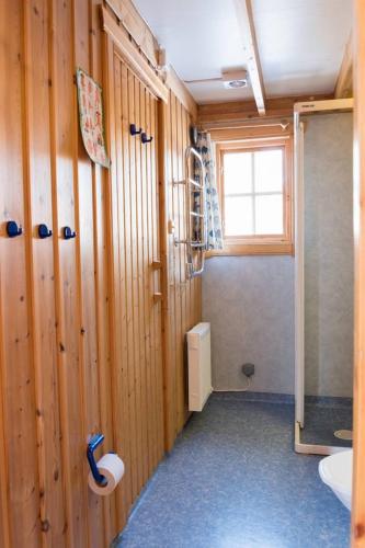 ロフストーランにあるSauna | Wi-Fi | EV Dock | Pets allowedのバスルーム(木製の壁、トイレ、窓付)