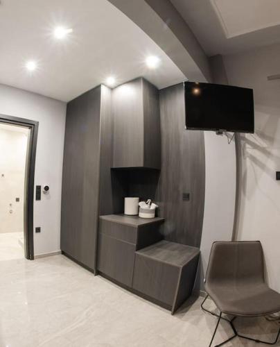 Μια τηλεόραση ή/και κέντρο ψυχαγωγίας στο Maybe Home suite apartments No2