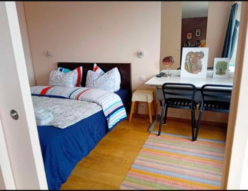 une chambre avec un lit et une table avec des chaises dans l'établissement Central Charm 10 min walk Eiffel tower, à Paris