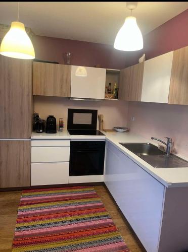 une cuisine avec un évier et un micro-ondes dans l'établissement Central Charm 10 min walk Eiffel tower, à Paris