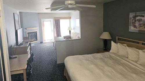 a hotel room with a bed and a mirror at Lighthouse Suites Inn in Ocean Shores