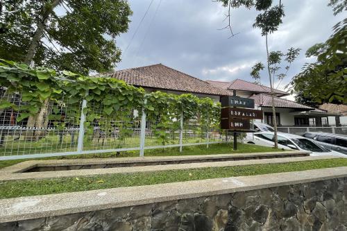 a sign for a hotel in front of a building at Emaki Bumi Singgah in Bandung