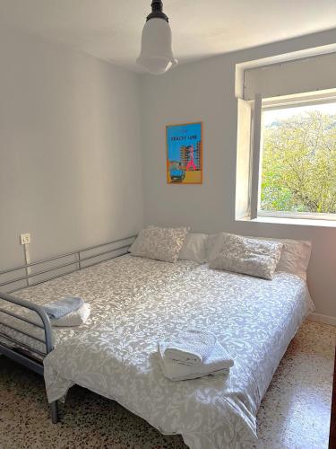 a bed in a bedroom with a window at Casa en el Verde Valle in San Esteban