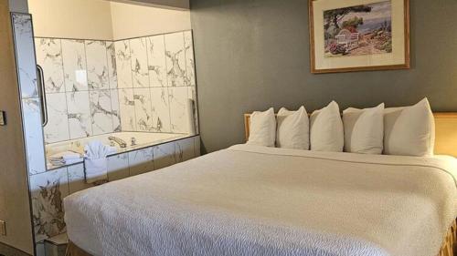 a large white bed in a hotel room at Lighthouse Suites Inn in Ocean Shores