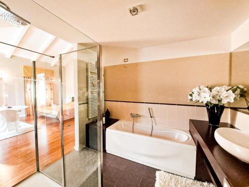 un bagno con vasca, lavandino e WC di Villa Rigatti a San Valentino
