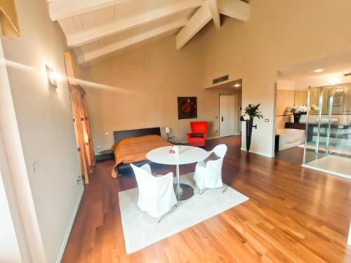 una stanza con un letto, un tavolo e delle sedie di Villa Rigatti a San Valentino