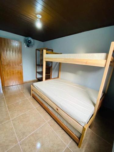 a bedroom with two bunk beds in a room at Dk residêncial CASA INTEIRA in Pontal do Paraná