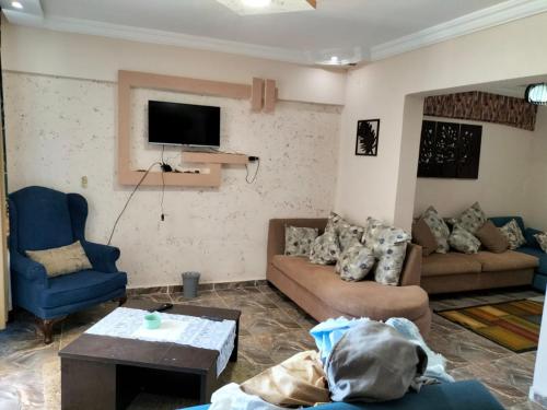 a living room with two couches and a tv at Flores casas de playa in Alexandria