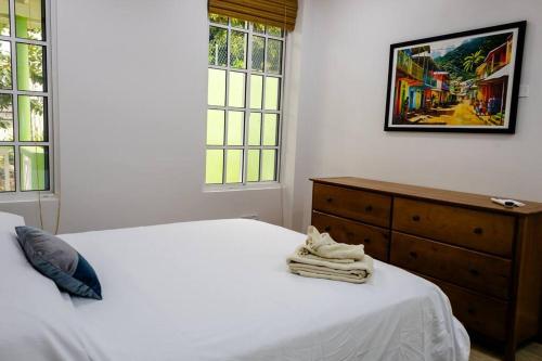 Una cama o camas en una habitación de Sea and Summit Suite #1