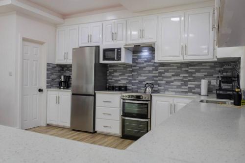 Una cocina o cocineta en Sea and Summit Suite #1