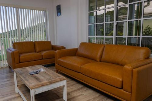 Un lugar para sentarse en Sea and Summit Suite #1