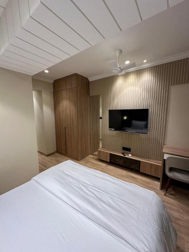Postel nebo postele na pokoji v ubytování Rudraya Homes - Cozy Premium Serviced Apartments Khar - next to Bandra