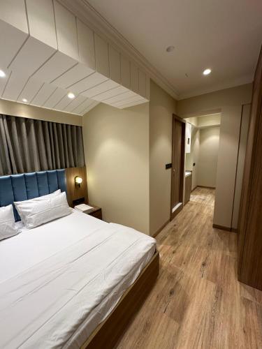 Postel nebo postele na pokoji v ubytování Rudraya Homes - Cozy Premium Serviced Apartments Khar - next to Bandra