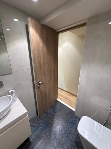 Koupelna v ubytování Rudraya Homes - Cozy Premium Serviced Apartments Khar - next to Bandra