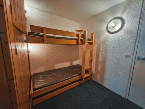 une petite pièce avec deux lits superposés dans l'établissement Studio 5 pers skis aux pieds, proche commerces, animaux admis à Arc 1800 - FR-1-411-199, à Arc 1800