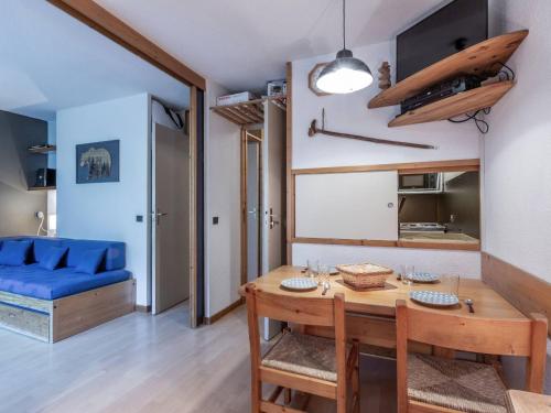 un salon avec une table et un canapé bleu dans l'établissement Studio divisible 4 pers, balcon, animaux admis - FR-1-353-63, à La Plagne