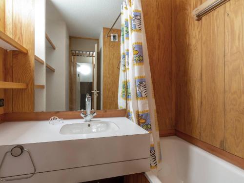 une salle de bain avec un lavabo et une baignoire dans l'établissement Studio divisible 4 pers, balcon, animaux admis - FR-1-353-63, à La Plagne