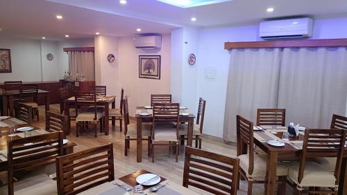 Un restaurante o sitio para comer en The Bodhgaya Hotel School